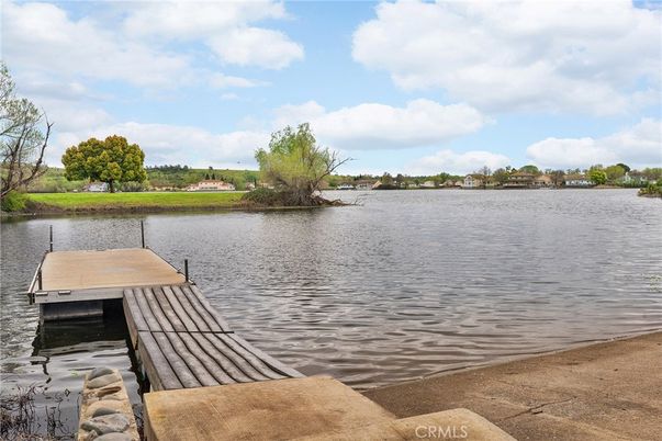Exterior, Lake