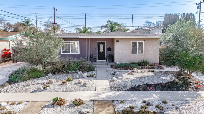 Exterior, Facade, Ranch