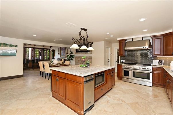 Chandelier, Dining room, Interior, Kitchen, Recessed Lighting, Stainless Steel Appliances