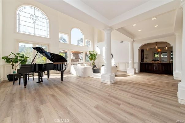 Interior, Living room, Pendant Lights, Piano, Recessed Lighting, Wood Texture Flooring