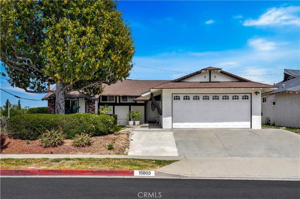 Attached, Exterior, Facade, Ranch