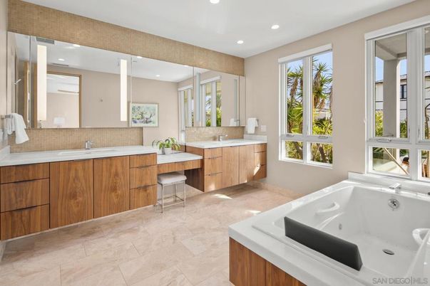 Bathroom, Dual Sink Vanities, Interior, Recessed Lighting