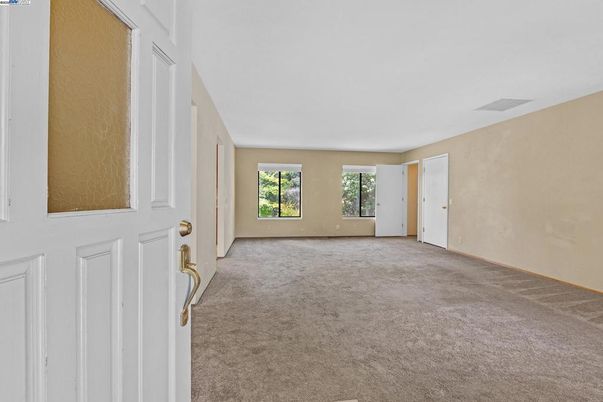 Empty room, Interior