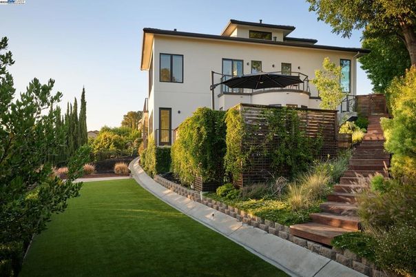 Backyard, Exterior, Facade, Modern
