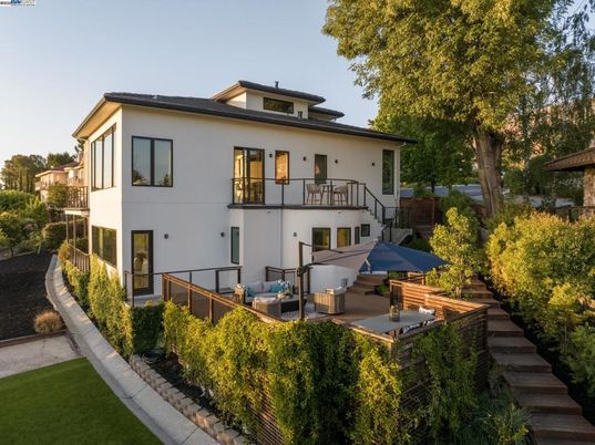 Backyard, Exterior, Facade, Modern