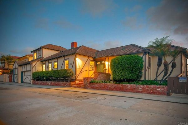 Attached, Exterior, Facade, Mediterranean
