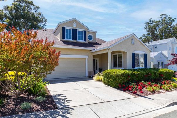 Attached, Exterior, Facade, Ranch