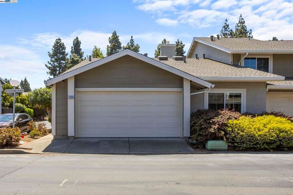 Attached, Exterior, Facade, American Craftsman