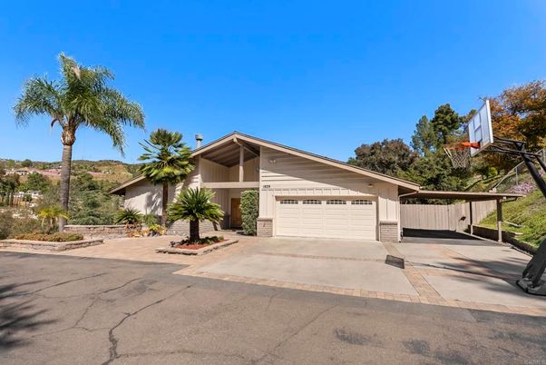 Attached, Exterior, Facade, Ranch