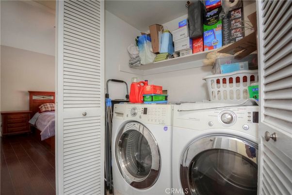 Bedroom, Interior, Utility Closets, Washer, Wood Texture Flooring