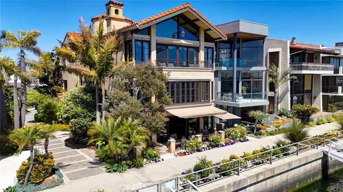 Exterior, Facade, Mediterranean