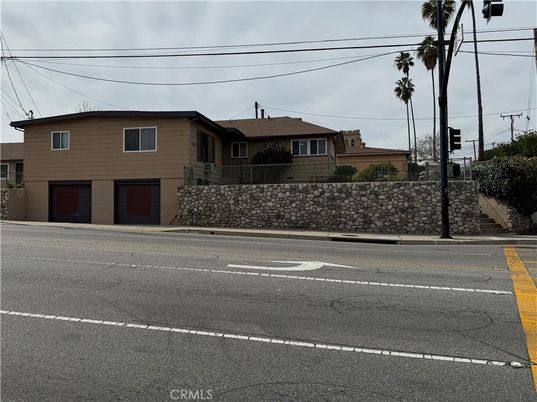 Attached, Exterior, Facade, Split Level