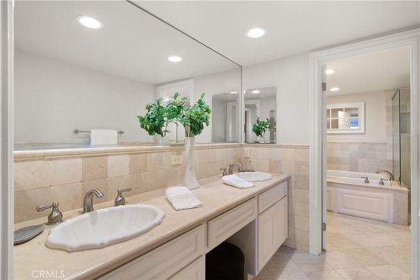 Bathroom, Dual Sink Vanities, Interior, Recessed Lighting