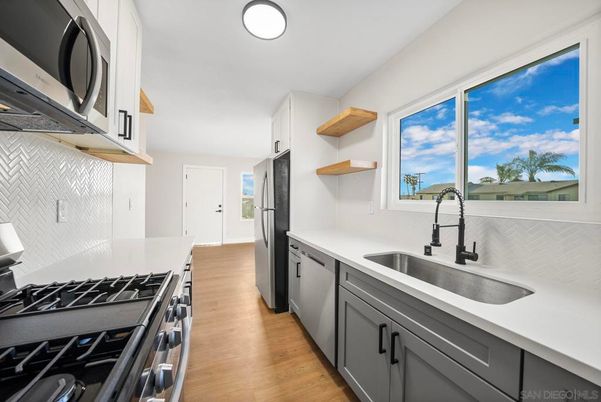 Interior, Kitchen, Recessed Lighting, Water, Wood Texture Flooring