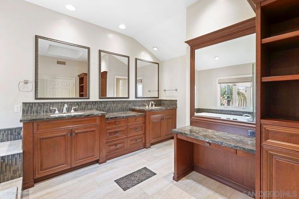 Bathroom, Dual Sink Vanities, Interior, Recessed Lighting