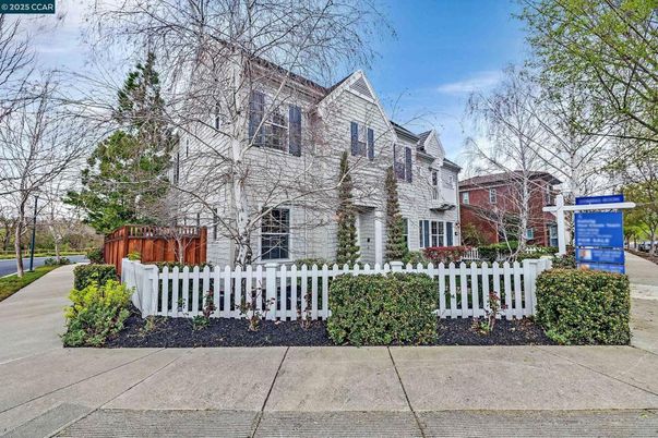 Backyard, Exterior, Facade, Queen Anne Victorian