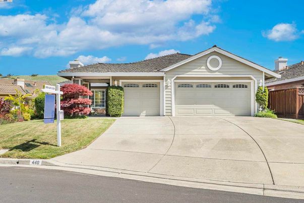 Attached, Exterior, Facade, Ranch