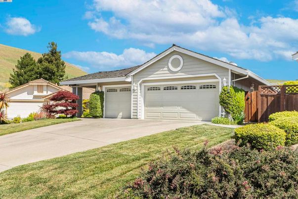 Attached, Exterior, Facade, Ranch