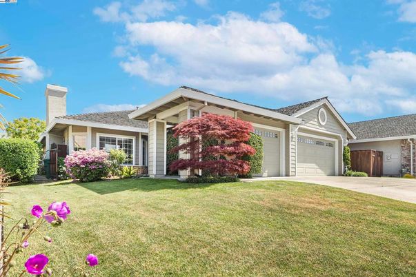 Attached, Exterior, Facade, Ranch