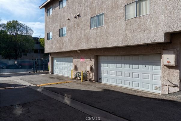 Attached, Exterior, Facade, Rowhouse
