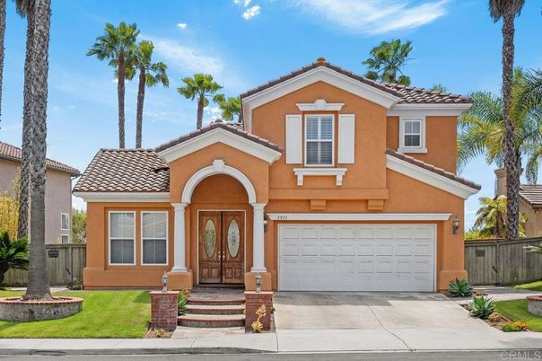 Attached, Exterior, Facade, Mediterranean