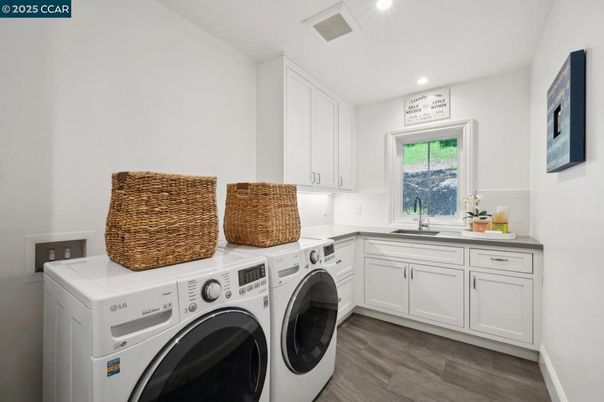 Interior, Recessed Lighting, Washer, Wood Texture Flooring