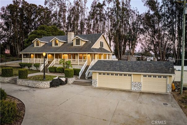 Attached, Exterior, Facade, Cape Cod