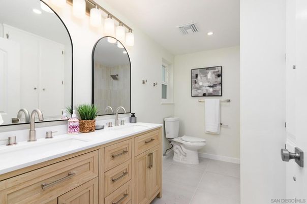 Bathroom, Dual Sink Vanities, Interior, Recessed Lighting