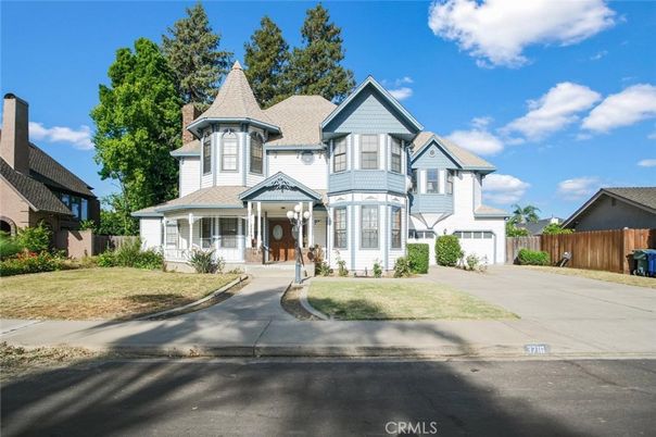 Attached, Exterior, Facade, Queen Anne Victorian