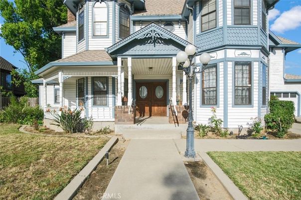 Exterior, Facade, Queen Anne Victorian