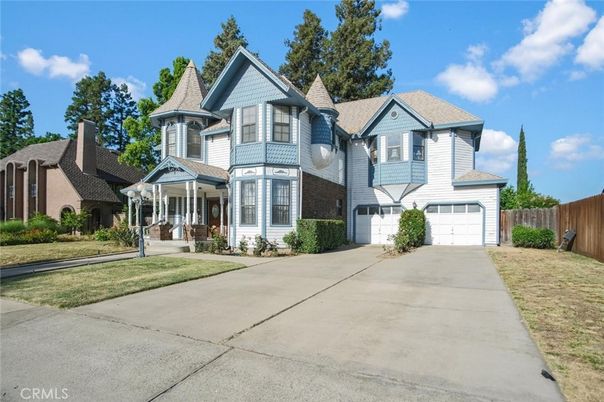 Attached, Exterior, Facade, Queen Anne Victorian