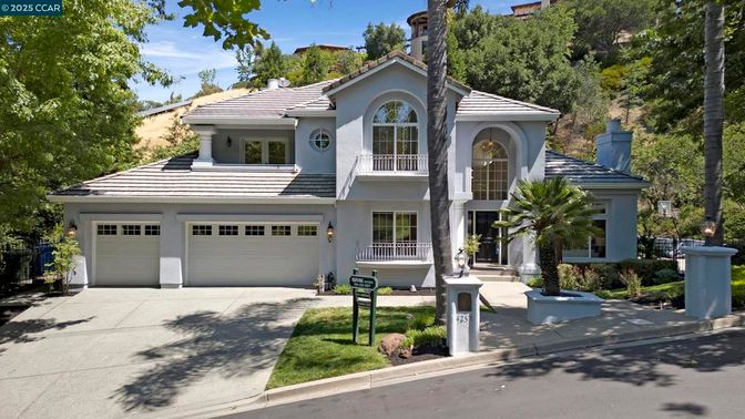 Attached, Exterior, Facade, Mediterranean