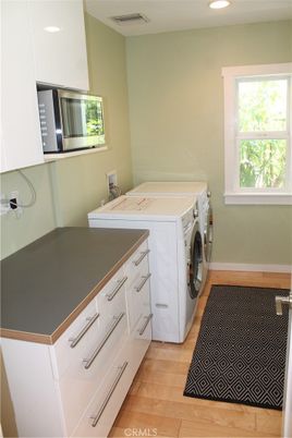 Interior, Recessed Lighting, Washer, Wood Texture Flooring