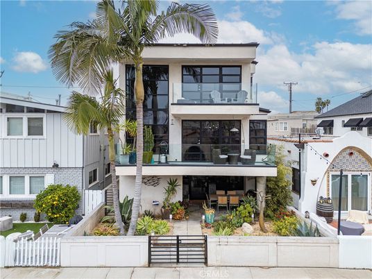 Exterior, Facade, Modern