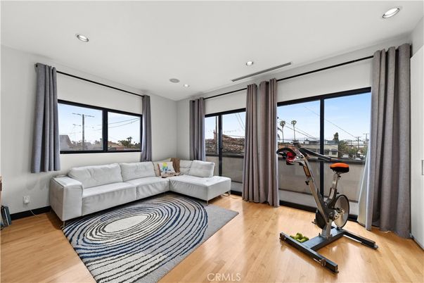 Fitness Equipment, Interior, Living room, Recessed Lighting, Wood Texture Flooring