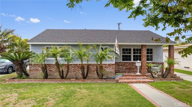 Exterior, Facade, Ranch