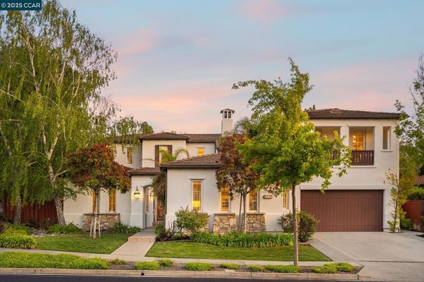 Attached, Exterior, Facade, Mediterranean
