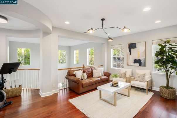 Fitness Equipment, Interior, Living room, Recessed Lighting, Wood Texture Flooring