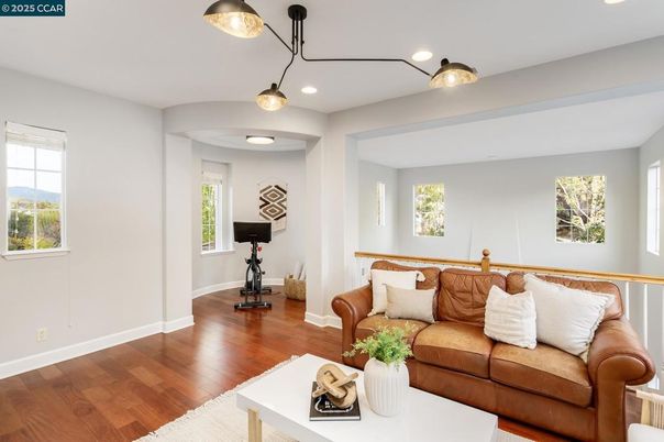 Fitness Equipment, Interior, Living room, Pendant Lights, Recessed Lighting, Wood Texture Flooring