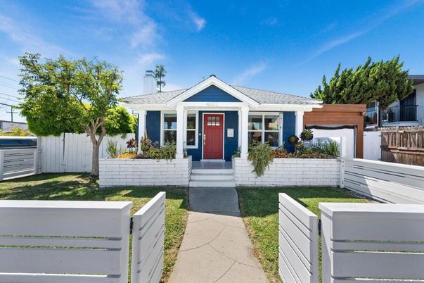 Exterior, Facade, Ranch