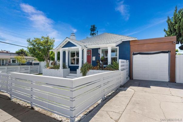 Attached, Exterior, Facade, Ranch