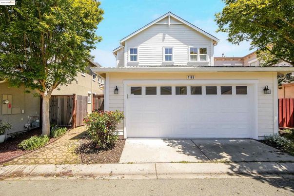 Attached, Exterior, Facade, American Craftsman