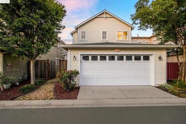 Attached, Exterior, Facade, American Craftsman