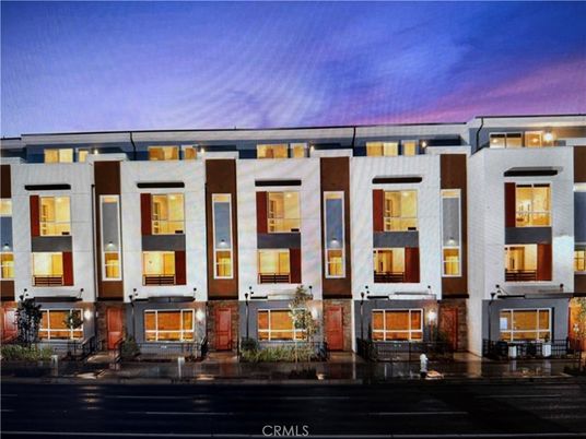 Exterior, Facade, Rowhouse