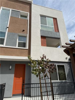 Exterior, Facade, Rowhouse