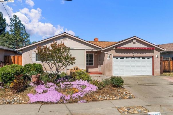Attached, Exterior, Facade, American Craftsman