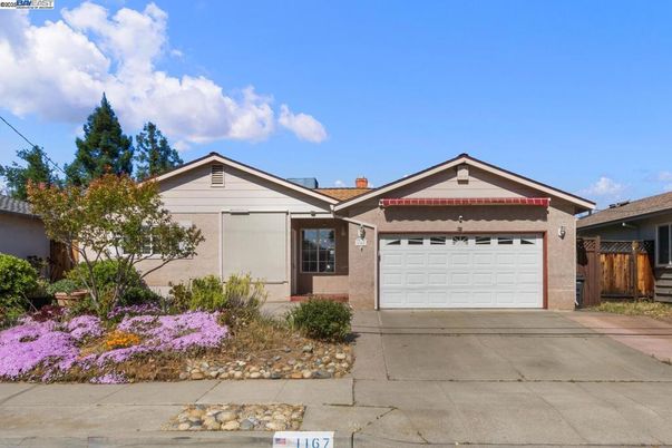 Attached, Exterior, Facade, American Craftsman