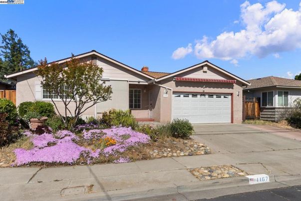 Attached, Exterior, Facade, Ranch