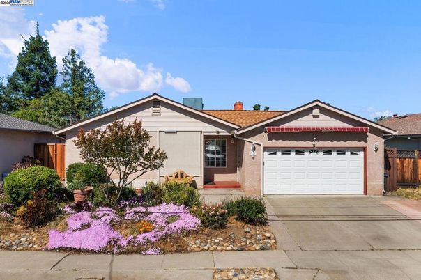 Attached, Exterior, Facade, Ranch