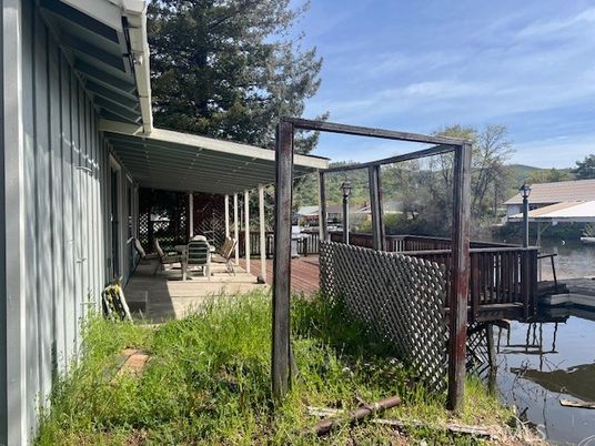 Exterior, Lake